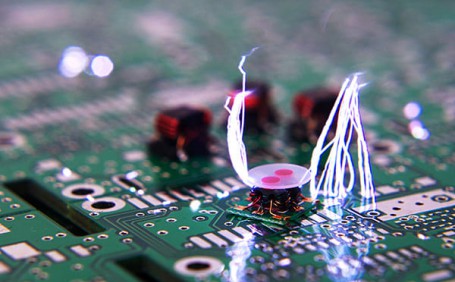 電子設(shè)備類(lèi)工廠為什么必須穿防靜電安全鞋？