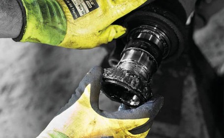 耐油手套在工業(yè)生產中的重要性與注意事項