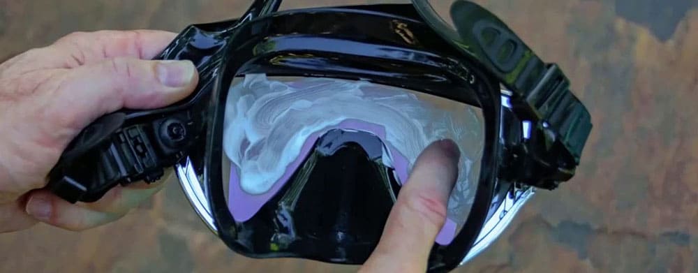 如何有效防止防護眼鏡起霧及正確清潔和維護？